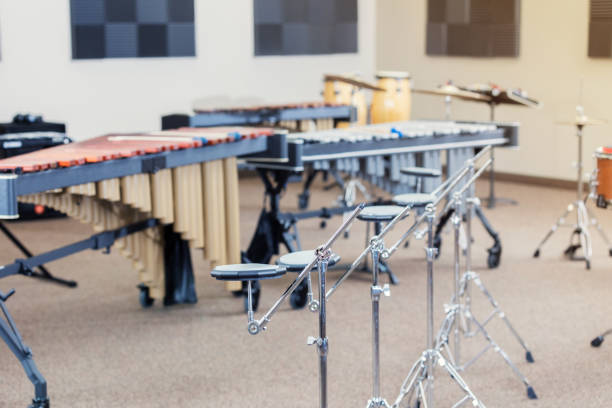 foto de bodegón de instrumentos de percusión en una sala de banda secundaria - sistema de havers fotografías e imágenes de stock