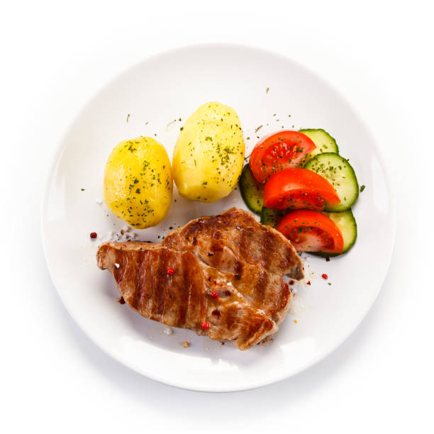 bistec a la plancha con patatas hervidas y verduras - fillet meat portion fillet steak fotografías e imágenes de stock
