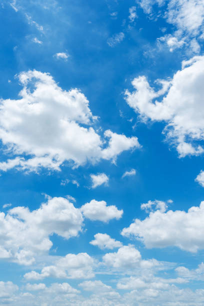 fondo de cielo azul, las nubes con el fondo. - paisaje con nubes fotografías e imágenes de stock