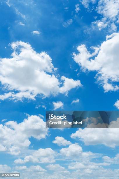 Fondo De Cielo Azul Las Nubes Con El Fondo Foto de stock y más banco de imágenes de Cielo - Cielo, Nube, Paisaje con nubes