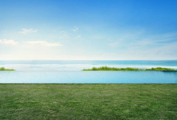 pont de plancher herbe vide dans la maison de plage de luxe avec fond de ciel bleu, vue sur mer terrasse à la maison de vacances ou hôtel - green sky water wave photos et images de collection