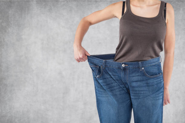 old pants are too big - weight scale dieting weight loss imagens e fotografias de stock