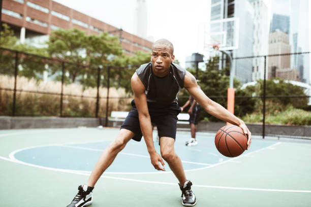 przyjaciele grający w koszykówkę uliczną w nowym jorku - basketball playing ball african descent zdjęcia i obrazy z banku zdjęć