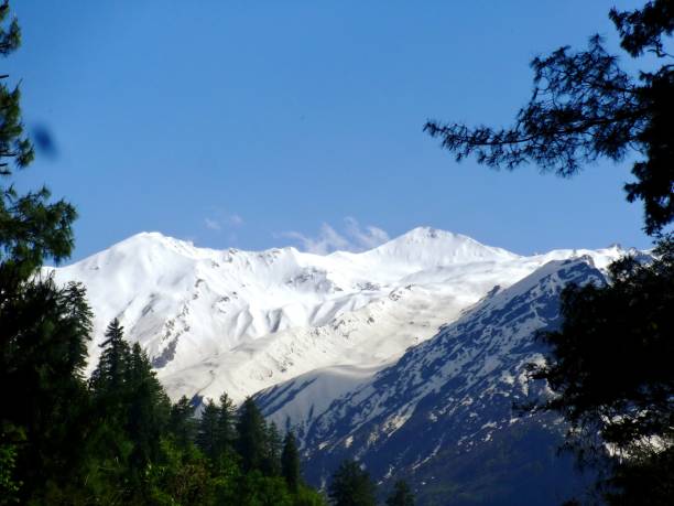 istock Snow covered mountains in Manali, India 872765106