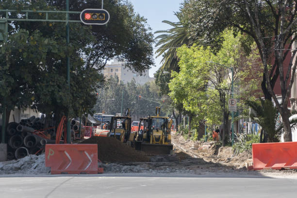 la ville de mexico endommagé le bâtiment après le tremblement de terre de 2017 - 2017 photos et images de collection