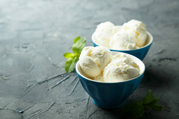 vanilleeis  - ice cream vanilla ice cream bowl white stock-fotos und bilder