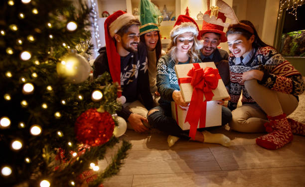 istock Magic Christmas - surprise in box for young friends 872778940