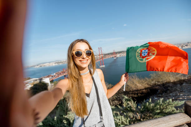 리스본, 포르투갈에서 다리 근처 여자 - portuguese culture lisbon portugal portugal flag 뉴스 사진 이미지