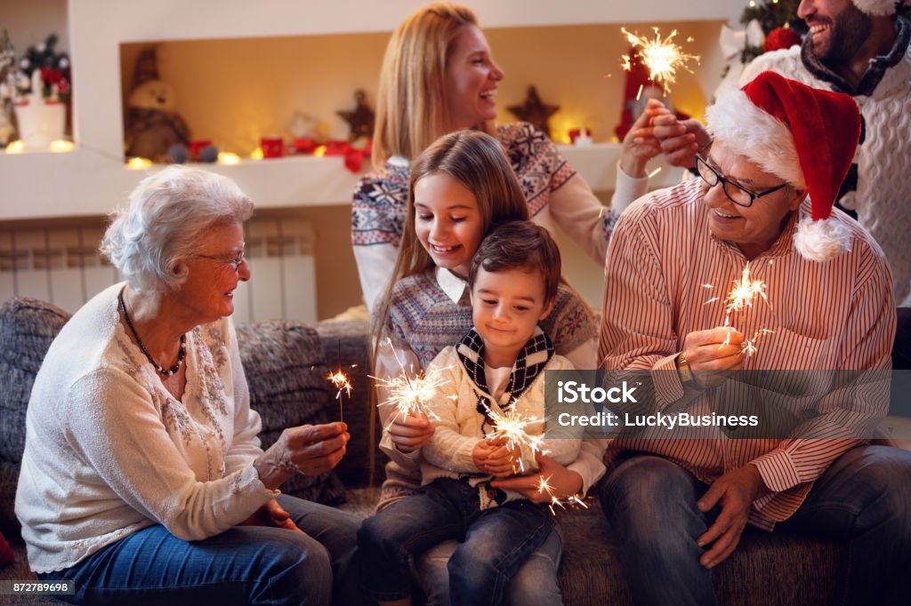 Großeltern mit Kindern feiern Neujahr - Lizenzfrei Familie Stock-Foto