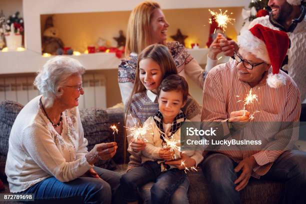 Großeltern Mit Kindern Feiern Neujahr Stockfoto und mehr Bilder von Familie - Familie, Neujahr, Familie mit mehreren Generationen