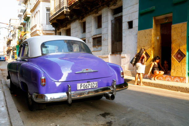 scena di strada con vecchia auto americana, l'avana, cuba - chevrolet havana cuba 1950s style foto e immagini stock