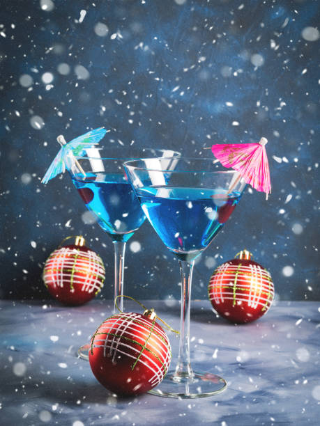 niebieski koktajl w szklance martini na przyjęcie bożonarodzeniowe - martini cocktail christmas blue zdjęcia i obrazy z banku zdjęć