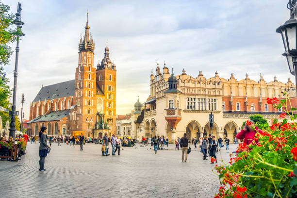 marienkirche und die tuchhallen bei sonnenuntergang, krakau, polen - cloth hall stock-fotos und bilder