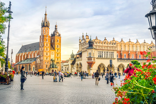 Iglesia de Santa María y pasillo del paño por sunset, Cracovia, Polonia photo