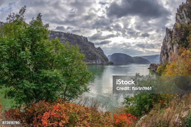 Autunno Alle Gole Del Danubio Confine Tra Romania E Serbia - Fotografie stock e altre immagini di Fiume Danubio