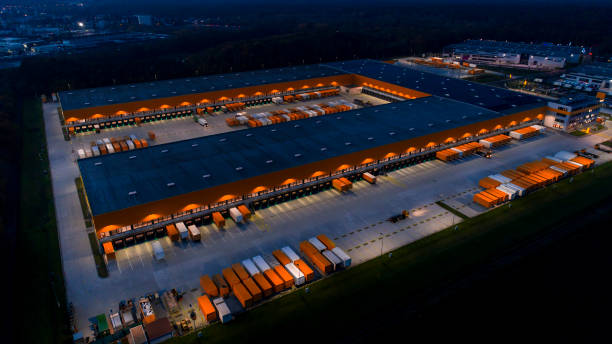 large distribution hub, trucks and trailers - distribution warehouse industrial building large building exterior imagens e fotografias de stock