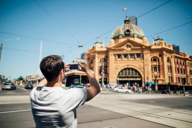 フリンダース ・ ストリート駅の写真を撮る - transportation public transportation melbourne victoria state ストックフォトと画像