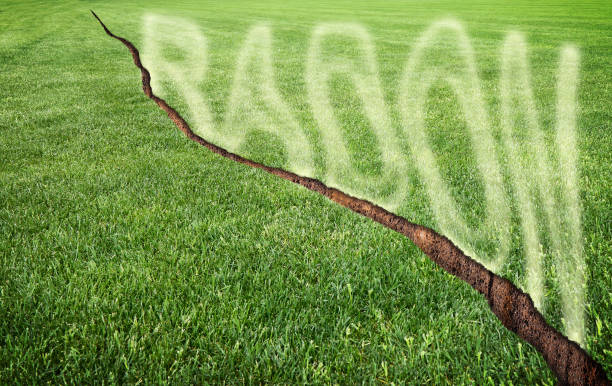 コピー スペースを持つラドン ガスはエスケープ - 斜めき裂を有する緑の刈られた芝生コンセプト イメージします。 - splitt ストックフォトと画像