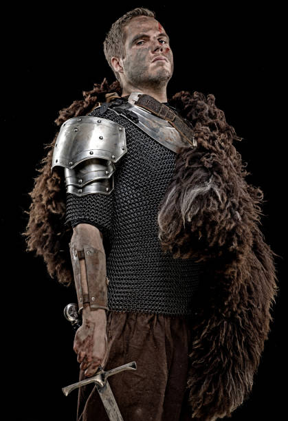 arma empunhando sujas sangue guerreiro viking em pose emocional - prince charming - fotografias e filmes do acervo