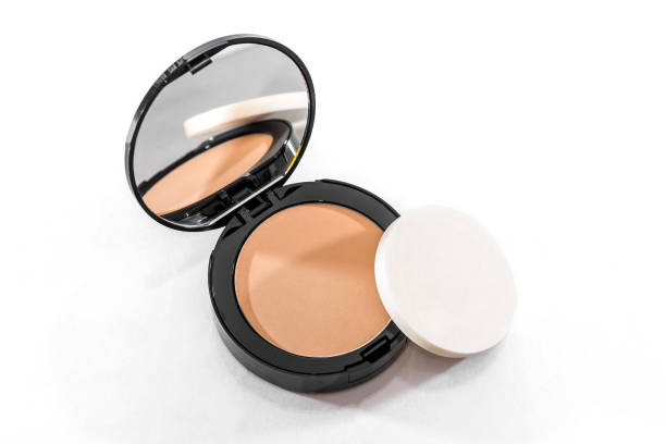 maquillage poudre pour le visage isolé sur fond blanc - make up foundation cosmetics face powder photos et images de collection