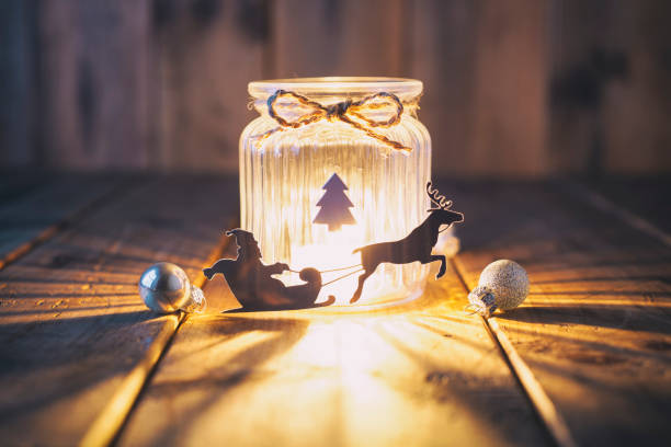 ozdoba świąteczna na starym drewnie - candle jar card - reindeer christmas decoration gold photography zdjęcia i obrazy z banku zdjęć