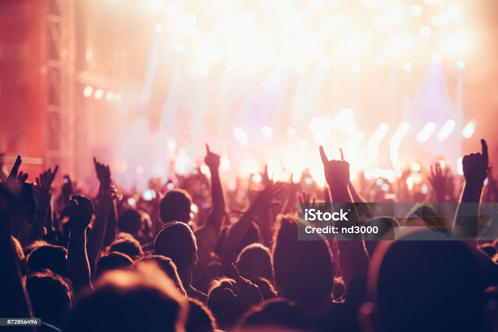 音楽祭での空気中の手で歓声を上げる群衆 - ロックミュージックのロイヤリティフリーストックフォト