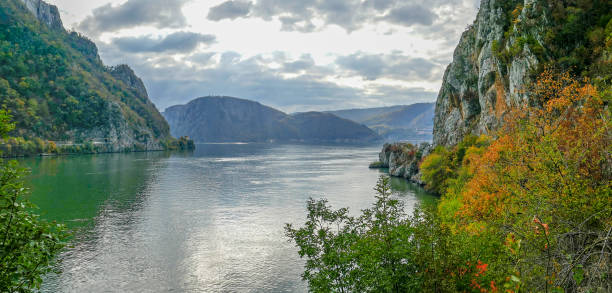 autunno alle gole del danubio, confine tra romania e serbia - danube river serbia ravine romania foto e immagini stock