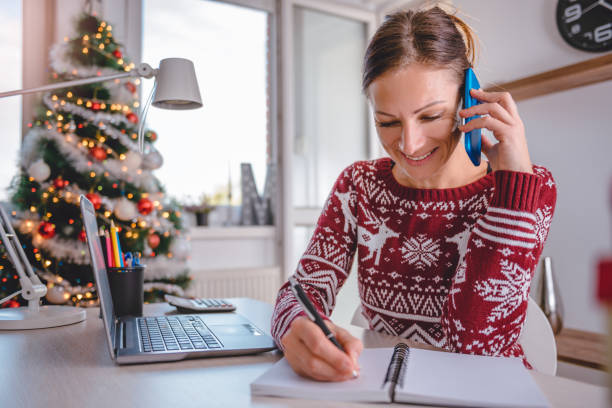 kobiety rozmawiają na smartfonie i piszą notatki - smart phone writing assistance business zdjęcia i obrazy z banku zdjęć