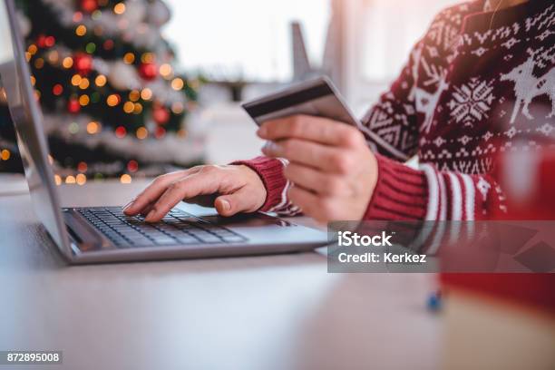 Frauen Onlineshopping In Der Weihnachtszeit Stockfoto und mehr Bilder von Weihnachten - Weihnachten, Einkaufen, Onlineshopping