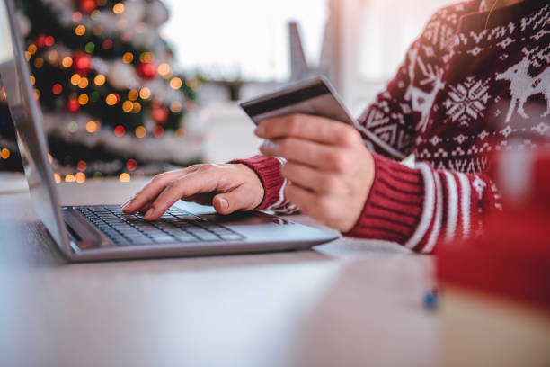 크리스마스 기간 동안 온라인 쇼핑 여자 - credit card shopping retail buying 뉴스 사진 이미지