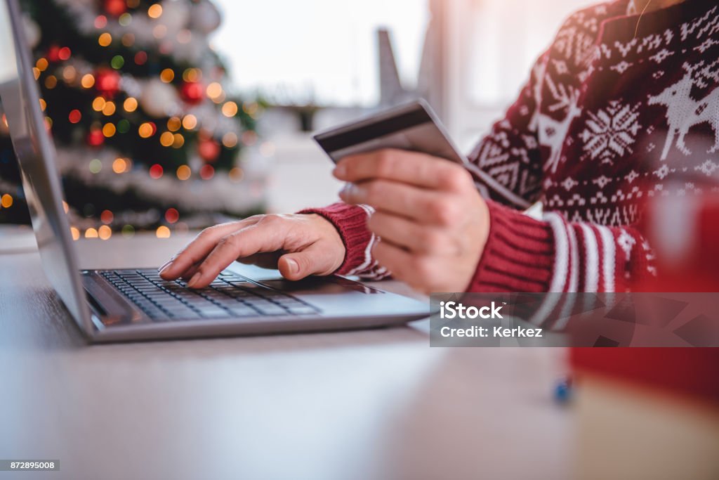 耶誕節婦女在網上購物 - 免版稅聖誕節圖庫照片