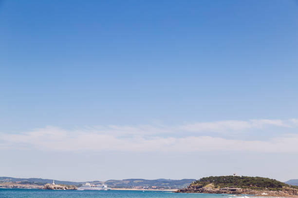 istock Cruise leaving the port 872896100