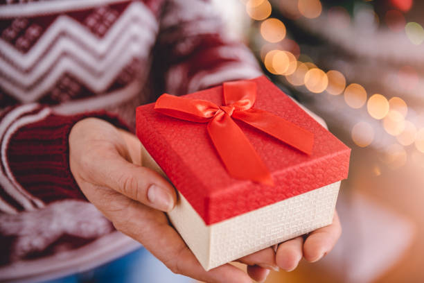 istock Women holding christmas gift 872903368