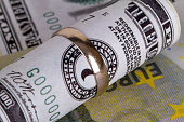 banknoten-mit-der-ehe-ring-in-finance-concept.jpg?b=1&s=170x170&k=20&c=AlgbnuSeG6uOSiu9N1NdU6RkbbFEw8Jat4VA-l8okEs=