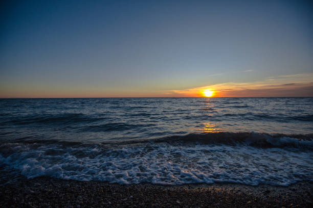 石のビーチに沈む夕日 - humboldt county california coastline island ストックフォトと画像