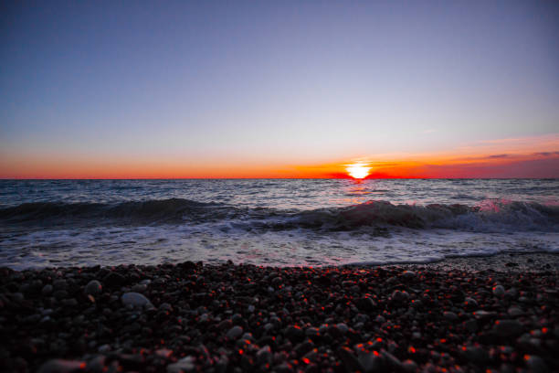 puesta de sol en la playa de piedra - humboldt county california coastline island fotografías e imágenes de stock