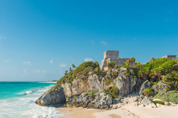 templo del dios de los vientos en tulum - beach sea zen like nature fotografías e imágenes de stock