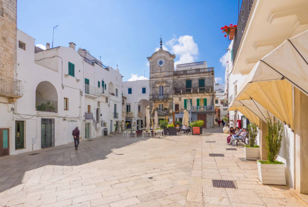 cisternino (puglia, italien) - brindisi stock-fotos und bilder