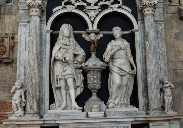 istock Elizabethan couple in stone 872939622
