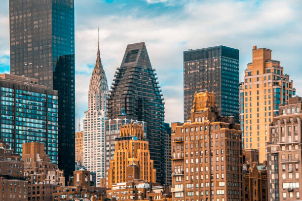 マンハッタンのイースト ・ リバーのティールとオレンジの気分 - chrysler building ストックフォトと画像