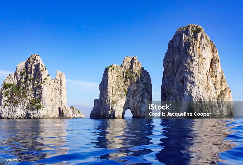 Le Formazioni Rocciose Faragolini al largo dell'Isola di Capri Italia. - Foto stock royalty-free di Isola di Capri