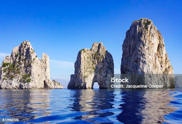 Le Formazioni Rocciose Faragolini Al Largo Dellisola Di Capri Italia - Fotografie stock e altre immagini di Isola di Capri