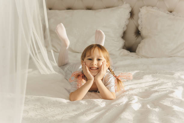 istock Little Girl and clock 872980456