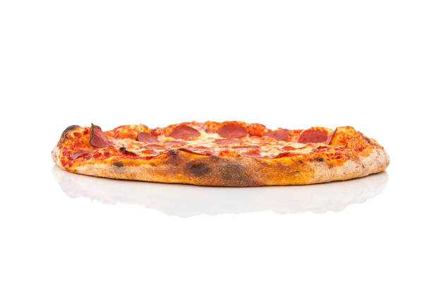 Pepperoni y queso Pizza sin cortar - foto de stock