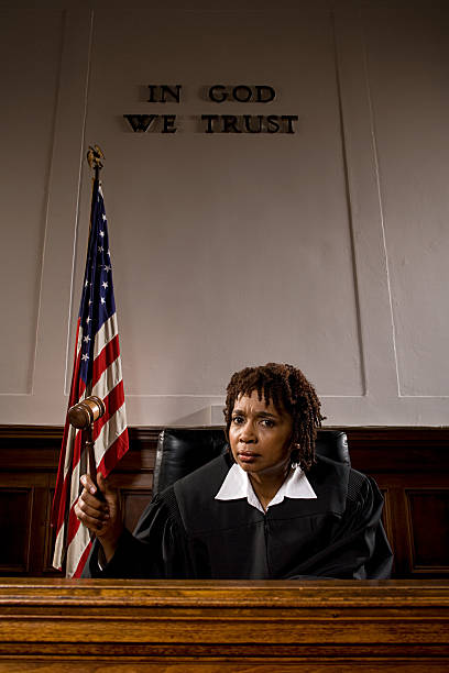 portrait d'un juge - gavel flag law american culture photos et images de collection