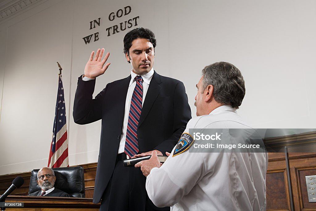 A witness swearing an oath - Royalty-free Eed Stockfoto