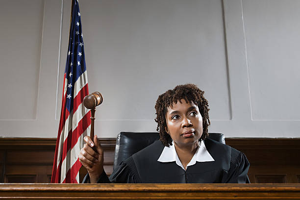 portrait d'un juge - gavel flag law american culture photos et images de collection