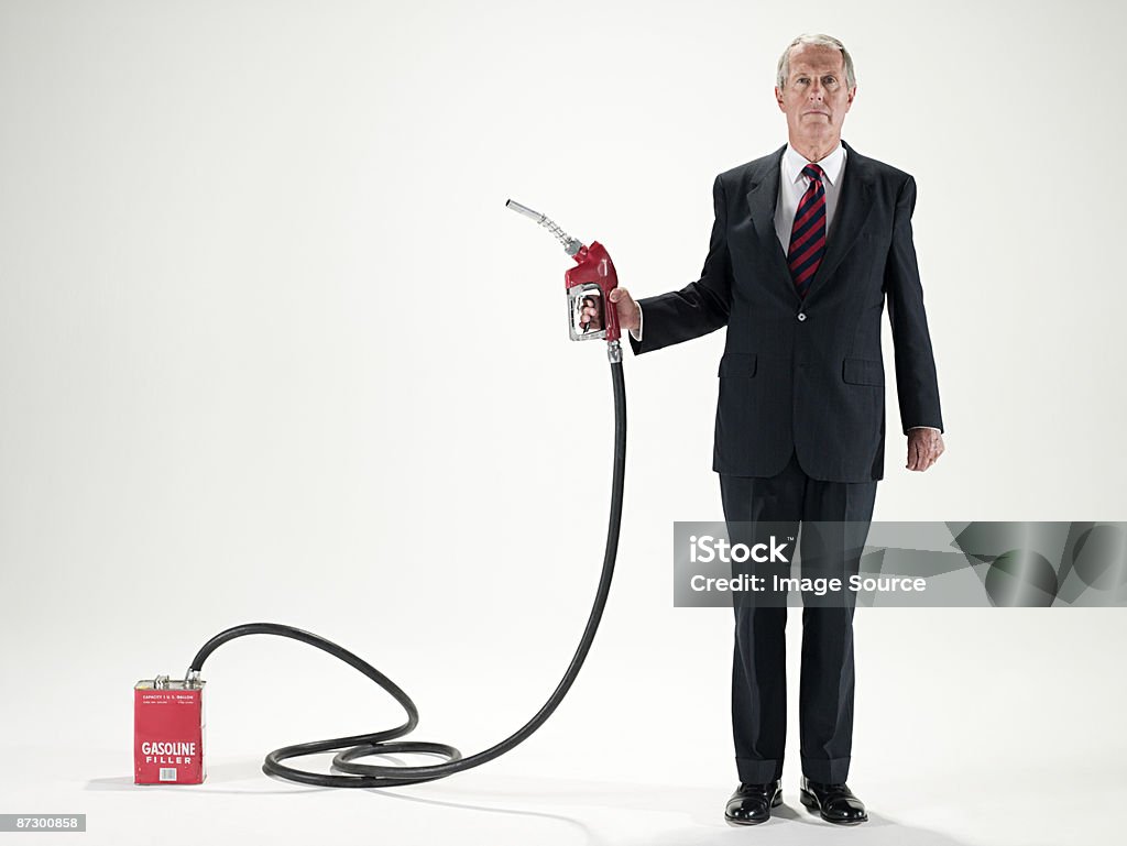 Mężczyzna trzyma pompy paliwowej - Zbiór zdjęć royalty-free (Benzyna)