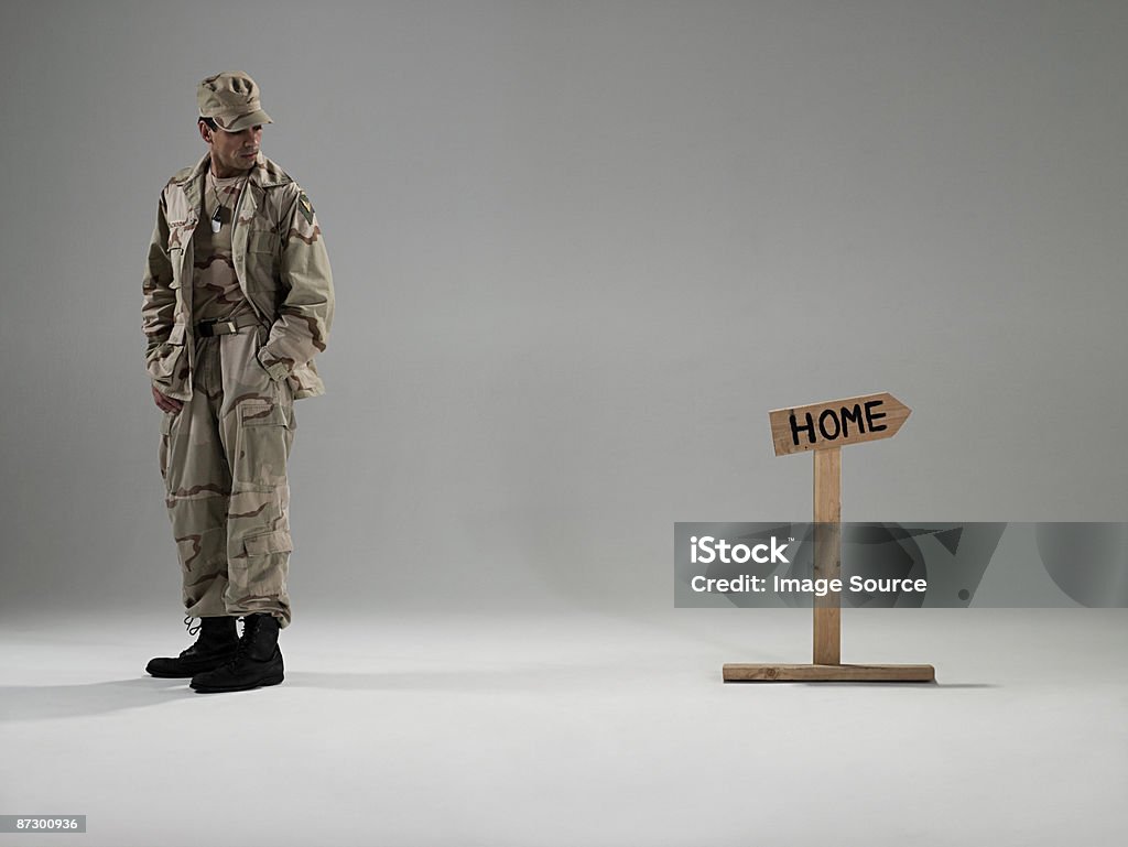 Soldat à la recherche de panneau disant chez vous - Photo de Adulte libre de droits