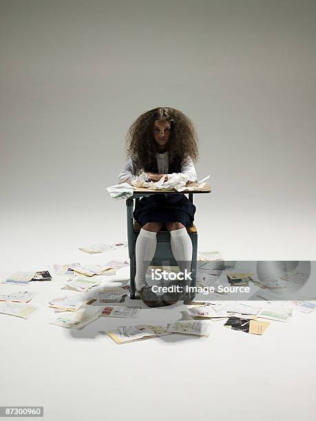 여학생 둘러싸인 페이지수 교실에 대한 스톡 사진 및 기타 이미지 - 교실, 앉음, 책상